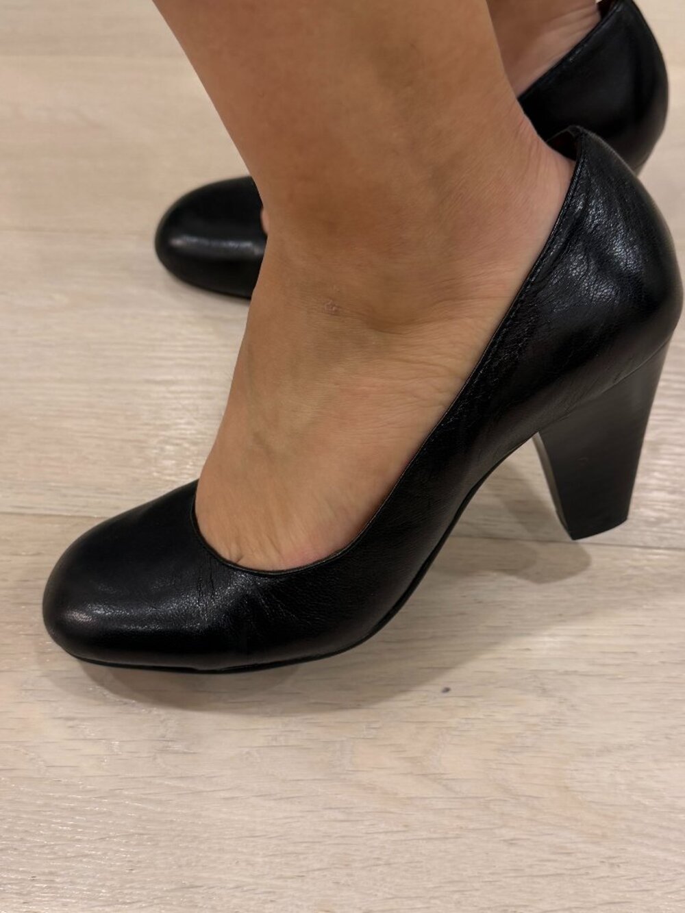 Gentle Souls by Kenneth Cole Black Leather Pumps Size 8.5